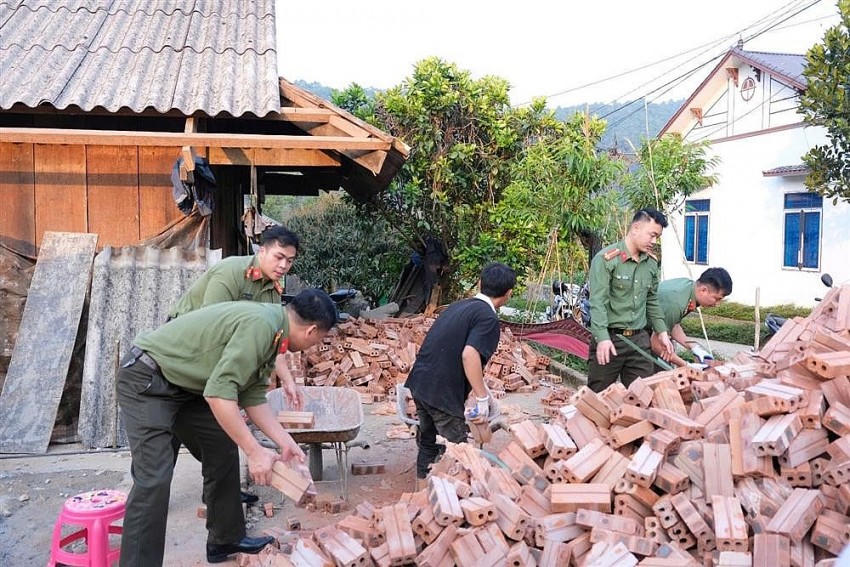 Cán bộ, chiến sĩ Phòng An ninh mạng và phòng, chống tội phạm sử dụng công nghệ cao - Công an tỉnh Lai Châu vận chuyển vật liệu xây dựng. Ảnh: BCA