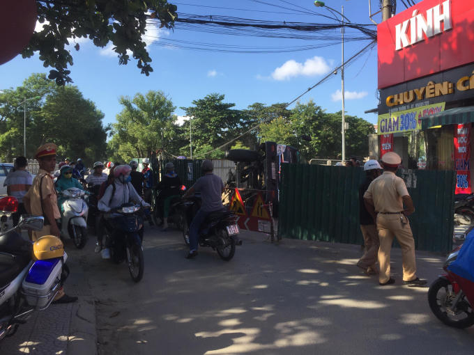 Lưc lượng chức năng đang phân luồng giao thông tránh ùn tắc.