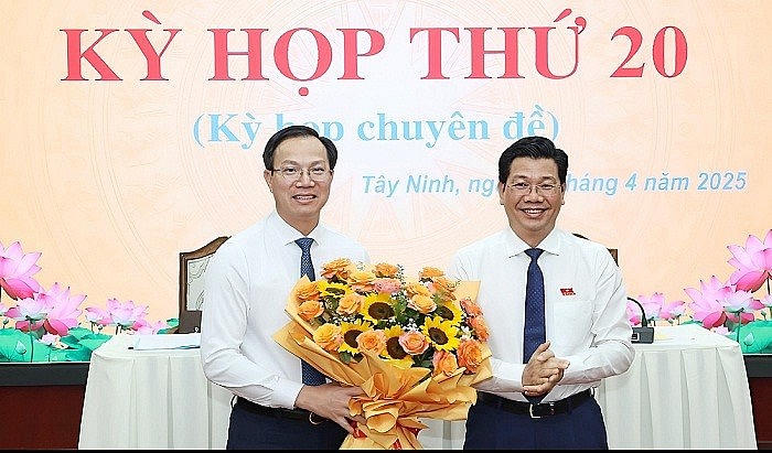 Ông Đoàn Trung Kiên (trái) giữ chức vụ Phó Chủ tịch UBND tỉnh Tây Ninh.