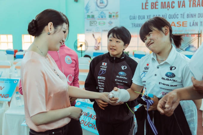 Lý Nhã Kỳ thăm hỏi vận động viên Nhật Bản bị chấn thương.