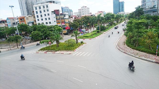 Đường Hoàng Quốc Việt - Bưởi - Hoàng Hoa Thám - Cầu Giấy vắng tanh các phương tiện.
