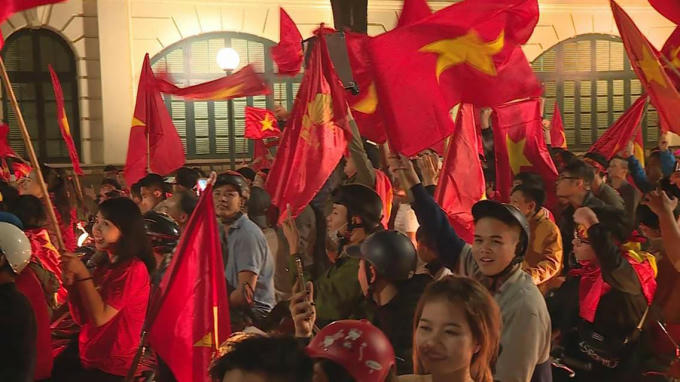Chiến công hiển hách của U23 Việt Nam khiến người dân gần gũi nhau hơn. Họ đồng thanh hô vang "Việt Nam chiến thắng, Việt Nam vô địch..."