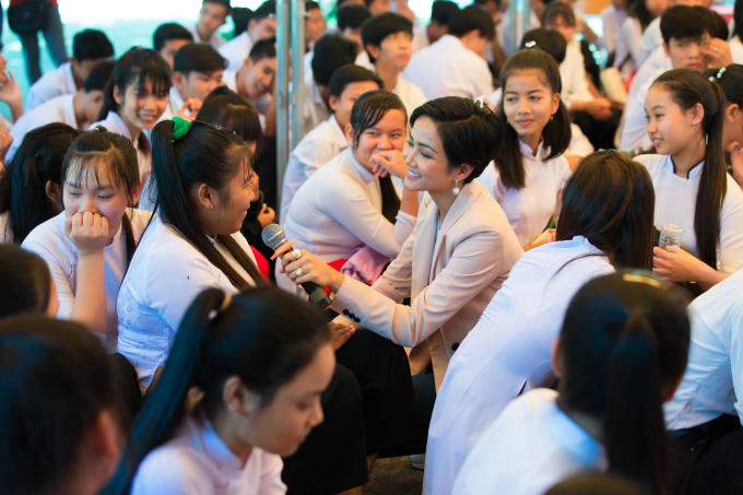 Hoa hậu H'hen Niê truyền cảm hứng trong chương trình