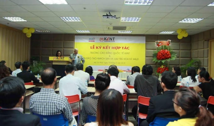 Ông Robert Hartcher, Hiệu trưởng Danh dự Trường Cao đẳng Quốc tế Kent phát biểu khai mạc.