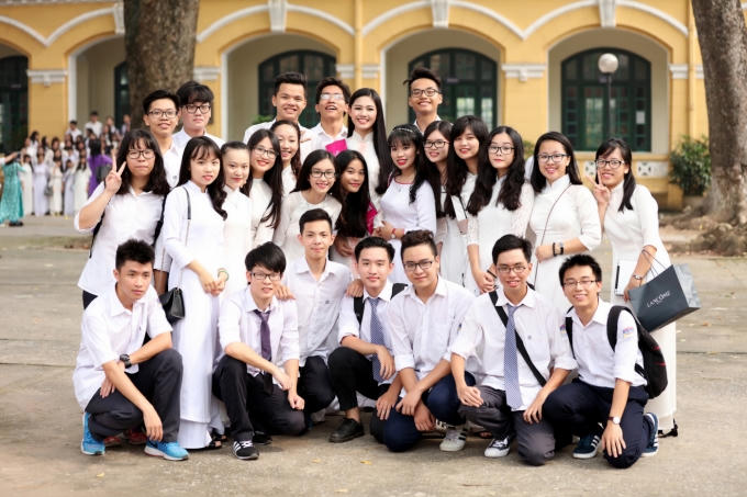 Á hậu 1 Ngô Thanh Thanh Tú rạng ngời ngày về trường cũ