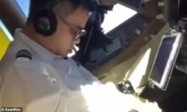 Cơ trưởng ngủ gục trong buồng lái khi đang điều khiển máy bay.