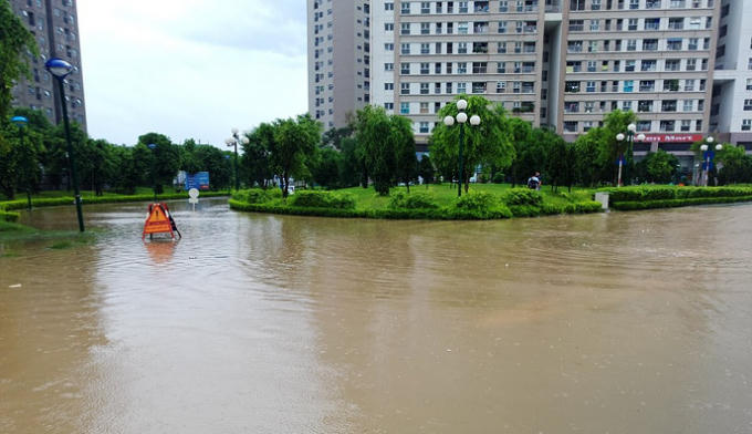 Hà Nội: Mưa lớn nhiều tuyến phố chìm trong biển nước