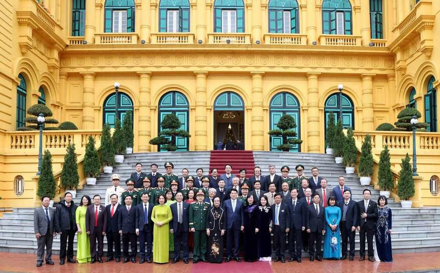 Chủ tịch nước Lương Cường cùng các đại biểu và các cá nhân được trao Danh hiệu “Thầy thuốc Nhân dân” năm 2024.