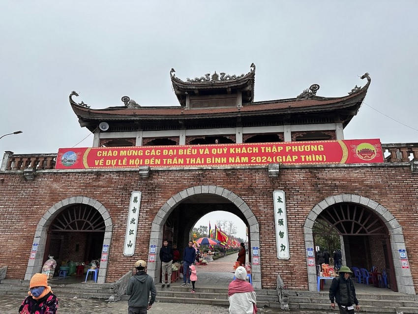 Tại di tích Đền Trần (xã Tiến Đức, Hưng Hà), tại thời điểm kiểm tra, di tích còn tiếp nhận một số hiện vật như lọ lục bình, đèn thờ không nằm trong danh mục hồ sơ xếp hạng di tích, còn sử dụng nến cốc, vật dễ cháy trong nội tự.