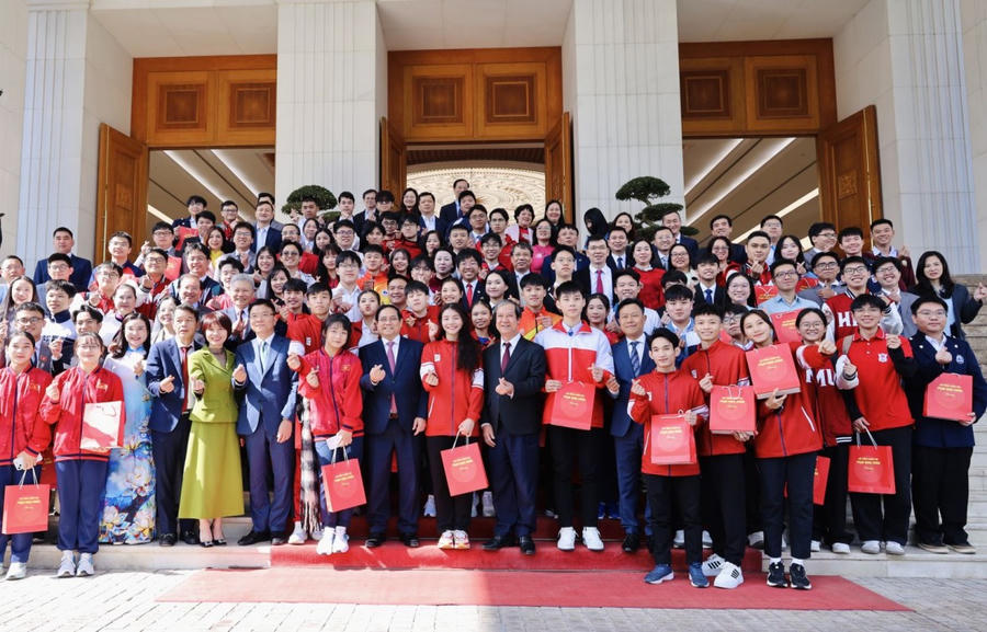 Thủ tướng Phạm Minh Chính và các em học sinh đoạt giải tại các kỳ thi quốc tế năm 2025. (Ảnh: Bộ GD&ĐT)