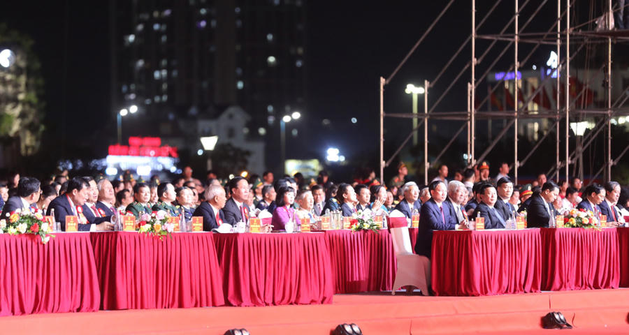 Đồng chí Võ Văn Thưởng, Ủy viên Bộ Chính trị, Chủ tịch nước Cộng hòa XHCN Việt Nam, cùng các đại biểu dự lễ kỷ niệm 60 năm Ngày thành lập tỉnh Quảng Ninh.