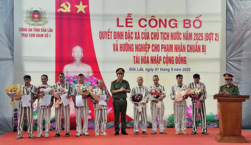 Thượng tá Phùng Minh Trí, Giám thị Trại tạm giam số 1 trao quyết định đặc xá cho các phạm nhân.