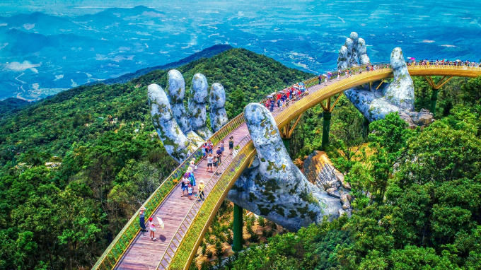 Cầu Vàng nổi tiếng tại Sun World Ba Na Hills.