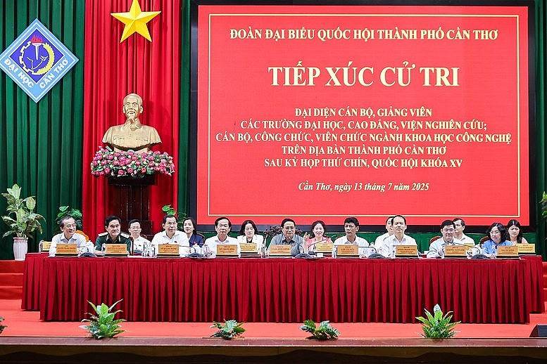Thủ tướng cùng các đại biểu tại buổi tiếp xúc cử tri ở Cần Thơ.