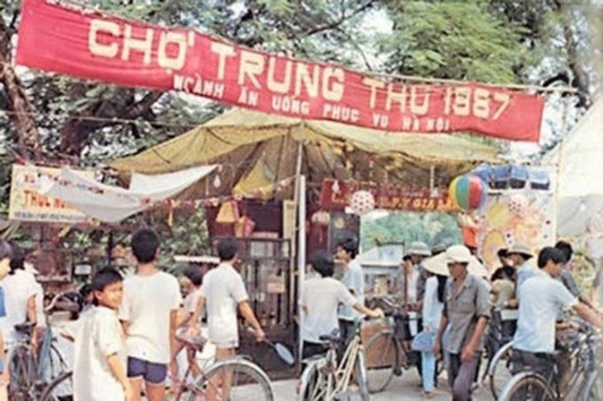 Không khí trung thu tràn ngập khắp phố phường.