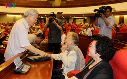 Tổng Bí thư trao đổi ý kiến với nguyên Phó Chủ tịch nước Nguyễn Thị Bình.