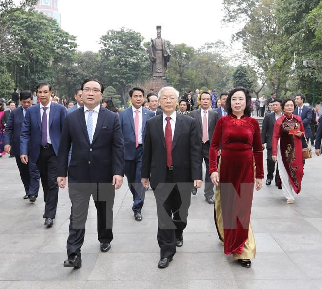 Sau khi dâng hương tại tượng đài Vua Lý Thái Tổ, Tổng bí thư Nguyễn Phú Trọng thư thái dạo bước ra hồ Gươm.