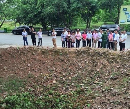 Bên hố bom nơi 10 nữ TNXP ngã ba Đồng Lộc hy sinh.