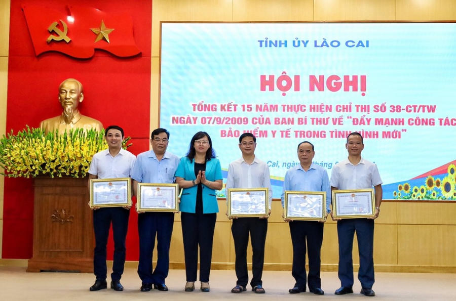 Tập thể và cá nhân nhận Bằng khen và giấy khen của Chủ tịch UBND tỉnh Lào Cai và Tổng Giám đốc BHXH Việt Nam.