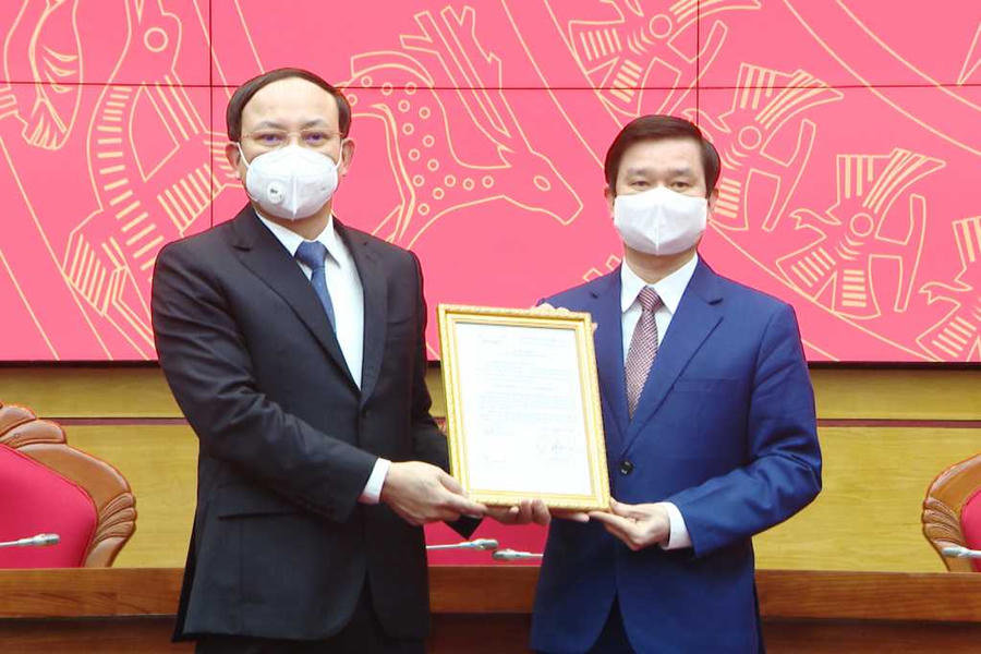 Đồng chí Nguyễn Xuân Ký, Bí thư Tỉnh ủy trao quyết định cho đồng chí Phạm Xuân Đài, giữ chức vụ Giám đốc Sở KH&CN.