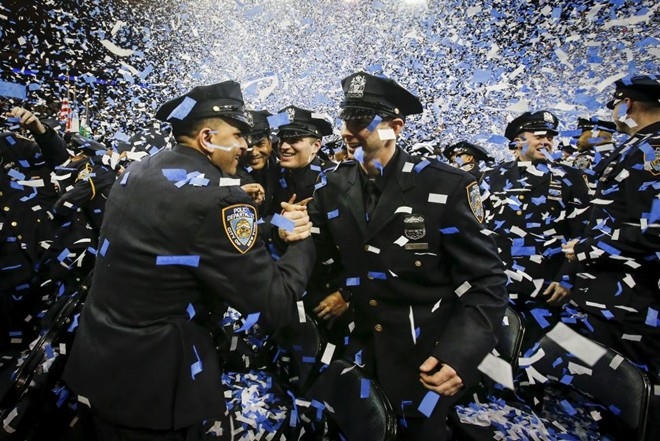Học viên cảnh sát ở New York chúc mừng nhau trong ngày tốt nghiệp 29/12/2015 vừa qua. Ảnh: Reuters.
