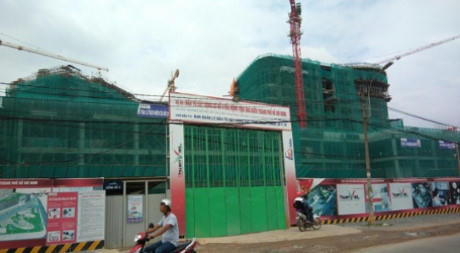 Kế hoạch đề ra là sẽ hoàn thành sau 18 tháng, nhưng 1 năm đã trôi qua, dự án Cơ sở 2 Bệnh viện Ung Bướu (TP.HCM) vẫn còn ngổn ngang