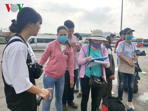 Hành khách bức xúc vì giá vé xe khách bị đẩy lên cao.