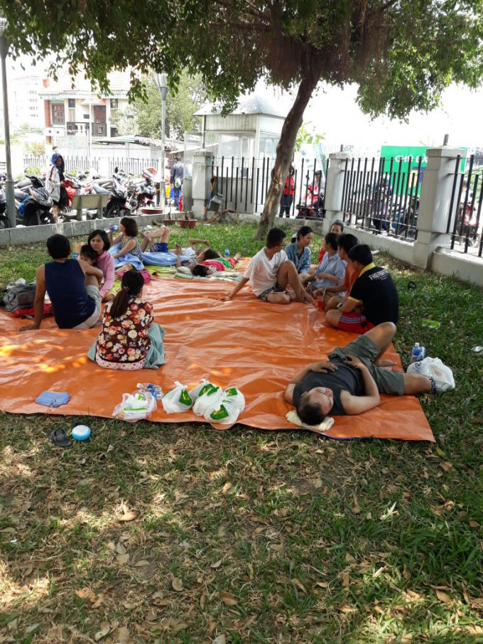 Chính quyền quận 8 và địa phương khẩn trương hỗ trợ các nhu yếu phẩm cần thiết cho cư dân.