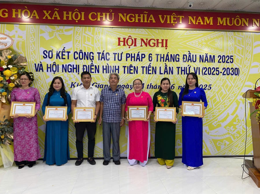 Đồng chí Trần Văn Khái GĐ STP Kiên Giang chụp hình lưu niệm với tập thể điển hình tiên tiến