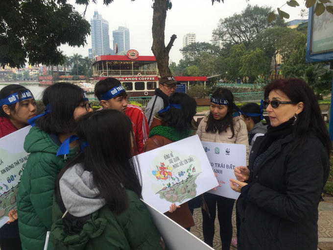 Nhiều người nước ngoài thích thú và hưởng ứng chương trình của nhóm tình nguyện.