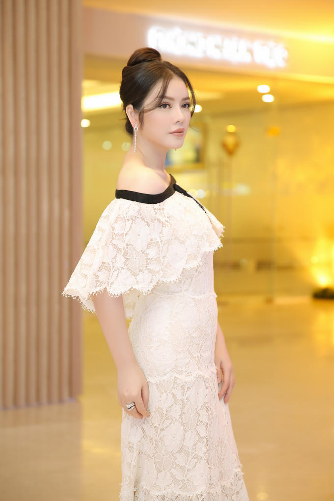 L&yacute; Nh&atilde; Kỳ đấu gi&aacute; bằng được d&acirc;y chuyền ngọc trai d&agrave;nh tặng mẹ Nguy&ecirc;n Vũ