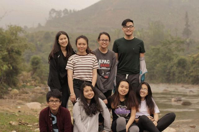 Hoàng Anh (hàng đầu, thứ 3 từ trái sang) và các bạn tình nguyện ở bản Liền.