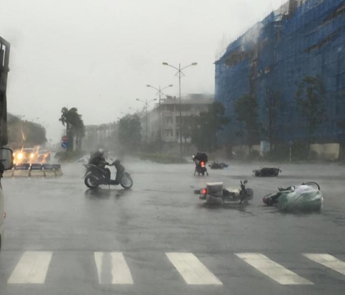 Gió lớn quật ngã nhiều xe máy. Rất may không xảy ra thương vong. Ảnh facbook Hoàng Huy