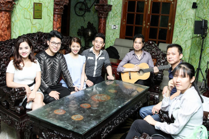 Học tr&ograve; đến biệt thự ri&ecirc;ng nghe Ngọc Sơn hướng dẫn Bolero
