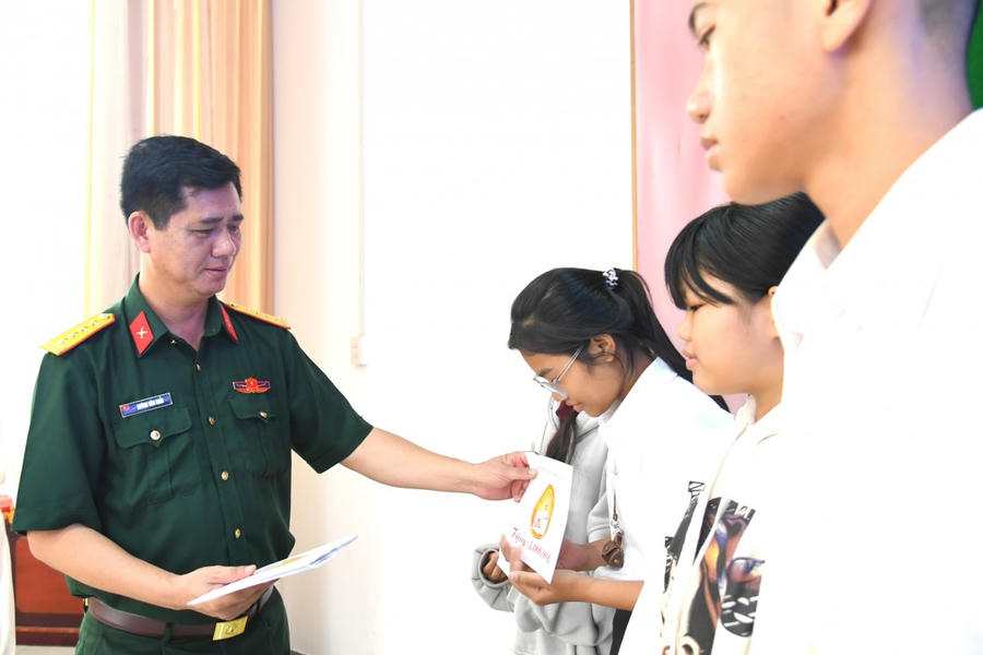 Đại tá Huỳnh Văn Khởi - Chính ủy Bộ Chỉ huy Quân sự tỉnh Kiên Giang trao học bổng cho các em học sinh nghèo, hiếu học