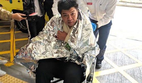 Các thành viên trên tàu chở dầu được giải cứu hôm 8-1 Ảnh: Apple Daily.