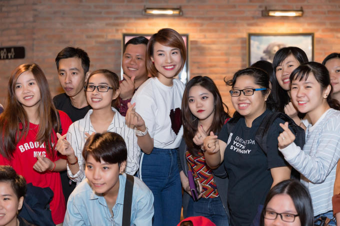 Hoàng Oanh gọi điện tỏ tình Hoàng Yến Chibi, Jun Vũ tại buổi họp fan