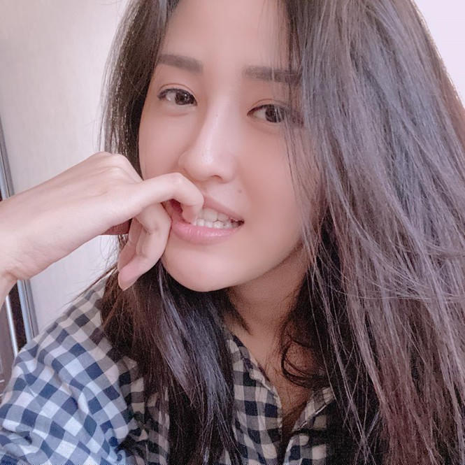 Ngày cách ly thứ 6: Hướng dẫn 50 sắc thái chụp ảnh tại gia, Đỗ Mỹ Linh khoe vai trần sexy - ảnh 7