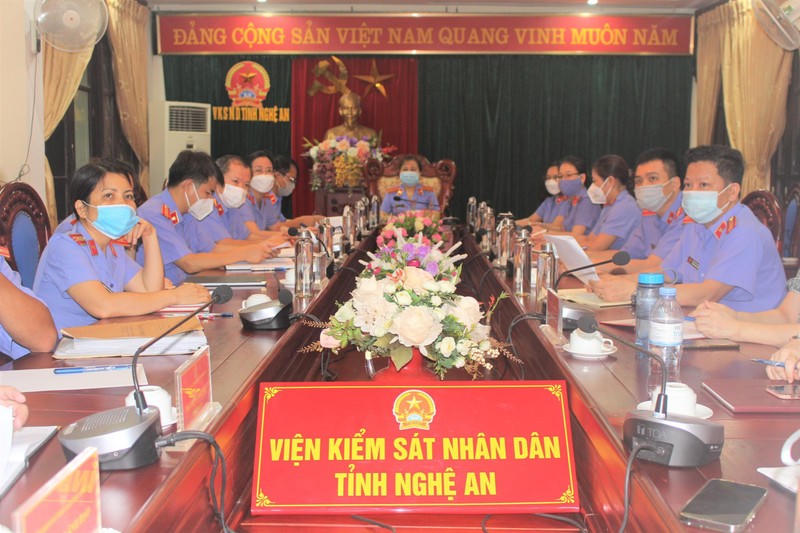 Phó Viện trưởng chỉ đạo theo dõi phiên tòa trực tuyến