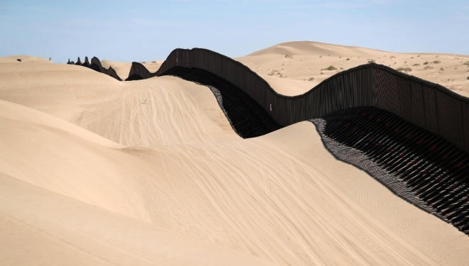 Hàng rào biên giới ngăn cách Mỹ và Mexico ở California.