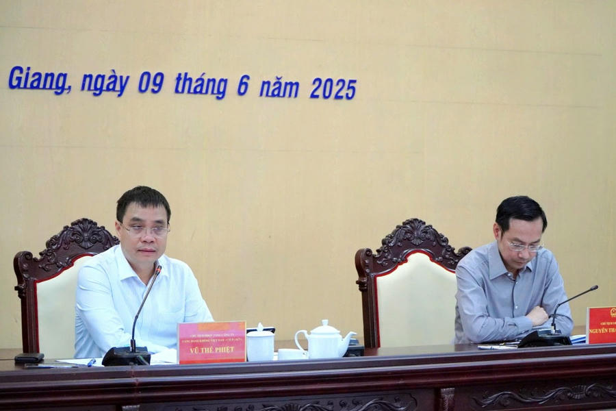 Chủ tịch UBND tỉnh Kiên Giang Nguyễn Thanh Nhàn và ông Vũ Thế Phiệt - Chủ tịch Hội đồng quản trị Tổng công ty Cảng hàng không Việt Nam – CTCP (ACV) trao đổi xoay quanh vấn đề đầu tư mở rộng sân bay Rạch Giá, Phú Quốc