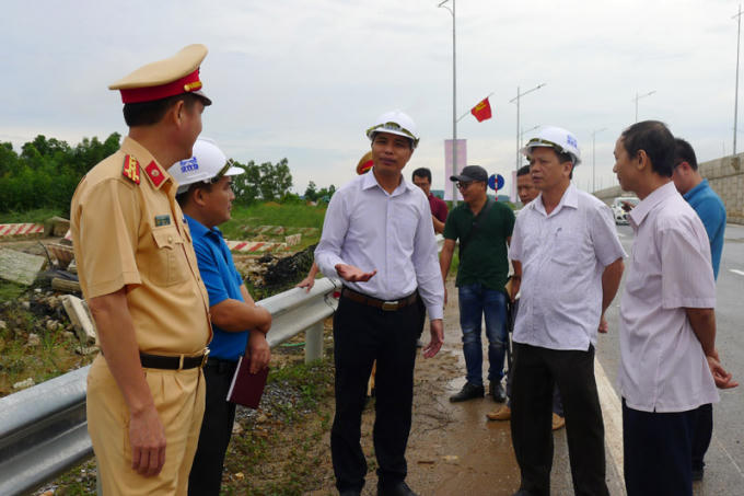 Đồng chí Vũ Văn Diện, Phó Chủ tịch UBND tỉnh kiểm tra công tác đảm bảo ATGT trên tuyến đường cao tốc Hạ Long - Hải Phòng.