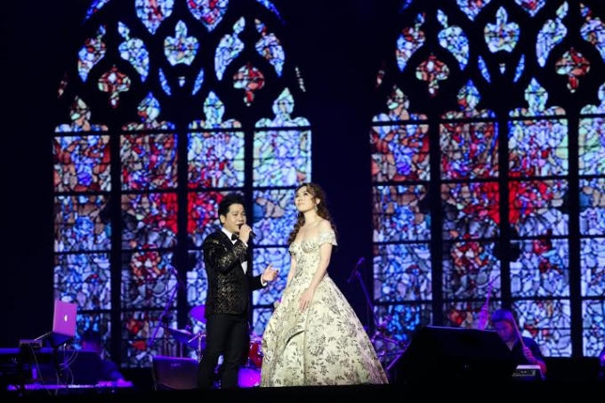 Những phút ngẩn ngơ của nữ ca sĩ họa mi tóc nâu tuổi 35