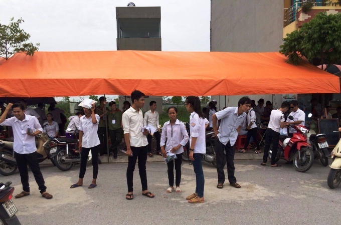 Có nhiều thí sinh chụm lại bàn tán, trao đổi kết quả buổi thi trong tâm trạng hào hứng.