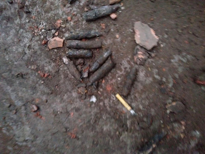 Sau tiếng nổ lớn nhiều đầu đạn đã hoan gỉ bay khắp nơi. Ảnh Facebook Nguyễn Gia Hạnh.