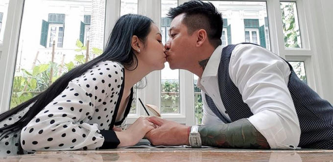 Vợ chồng Tuấn Hưng cùng nhau đi ăn để hâm nóng tình cảm.
