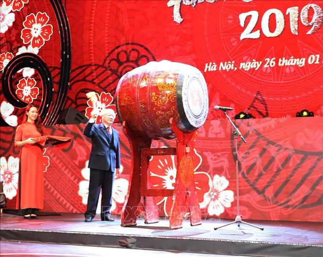Tổng Bí thư , Chủ tịch nước Nguyễn Phú Trọng đánh trống khai mạc Chương trình.