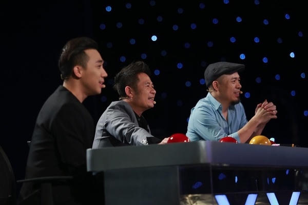 Ban giám khảo xúc động khi nghe cô Thúy chia sẻ về cuộc sống của mình. Ảnh: internet.