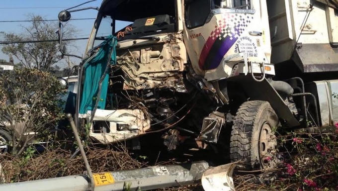 Vụ việc đã khiến phần đầu xe ben bị hư hỏng rất nặng, nát bét, dầu nhớt chảy lênh láng trên QL1A.