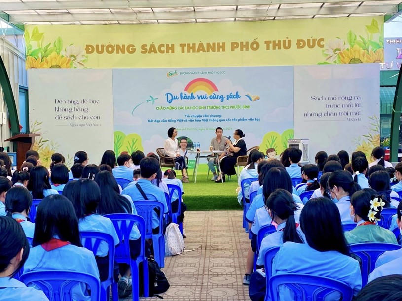 Các nhà văn Phương Huyền và Hồ Huy Sơn giao lưu tại Đường sách TP Thủ Đức ngày 11/4 vừa qua.